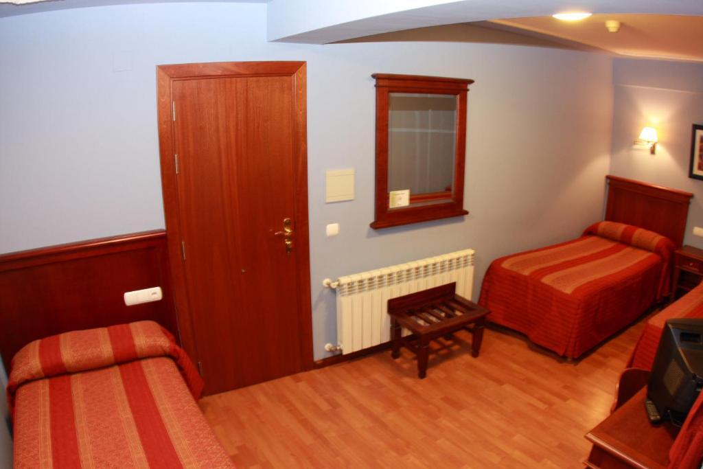 Hostal Torres San Leonardo de Yagüe Szoba fotó